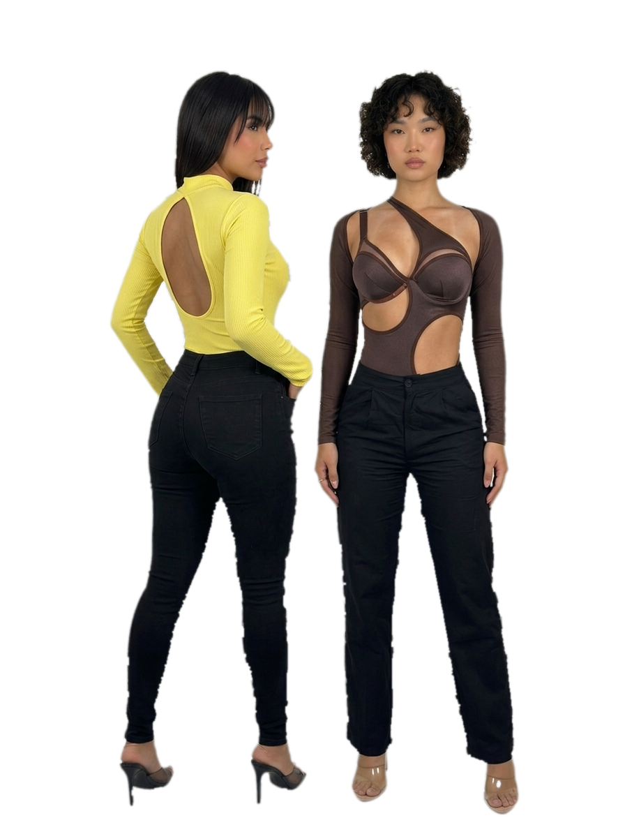 Dos modelos BAMTAE: look amarillo de espalda y conjunto negro